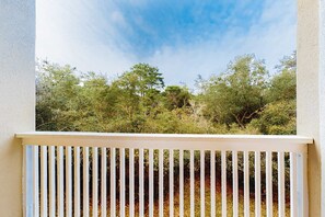Property grounds - Peaceful condo with pool access, central AC, and washer&dryer (Santa Rosa Beach)