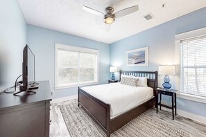 2 bedrooms, WiFi, bed sheets - Peaceful condo with pool access, central AC, and washer&dryer (Santa Rosa Beach)