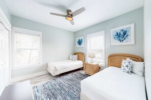 2 bedrooms, WiFi, bed sheets - Peaceful condo with pool access, central AC, and washer&dryer (Santa Rosa Beach)