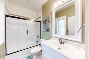 Shower, towels - Peaceful condo with pool access, central AC, and washer&dryer (Santa Rosa Beach)