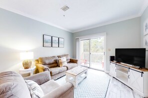 TV - Peaceful condo with pool access, central AC, and washer&dryer (Santa Rosa Beach)
