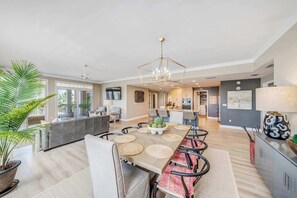 Dining - Luxurious bayfront condo in a gated resort with an amazing pool & hot tub (Panama City Beach)