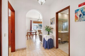 Interior - Cordeiro Apartment with Shared Pool, Wi-Fi, and Air Conditioning (Olhos de Água)