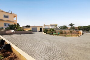 Property grounds - Cordeiro Apartment with Shared Pool, Wi-Fi, and Air Conditioning (Olhos de Água)