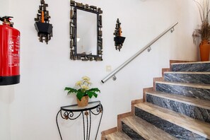 Interior - Cordeiro Apartment with Shared Pool, Wi-Fi, and Air Conditioning (Olhos de Água)