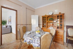 Dining - Villa Cordeiro Apartment with Shared Pool, Wi-Fi and Air Conditioning (Olhos de Água)