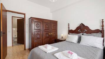 2 室のベッドルーム、アイロン / アイロン台、WiFi、ベッドシーツ