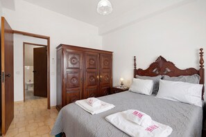2 bedrooms, iron/ironing board, WiFi, bed sheets - Villa Cordeiro Apartment with Shared Pool, Wi-Fi and Air Conditioning (Olhos de Água)