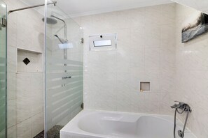 Dusche, Haartrockner, Handtücher