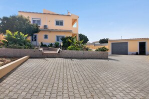 Exterior - Villa Cordeiro Apartment with Shared Pool, Wi-Fi and Air Conditioning (Olhos de Água)