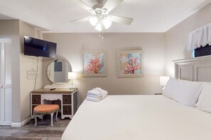 1 bedroom, iron/ironing board, WiFi, bed sheets - Lovely second-floor condo w/beach access & shared outdoor pool (Panama City Beach)