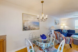 Interior - Comfy townhome with AC, W/D, pool, tennis, & mini-golf - near beach (Panama City Beach)