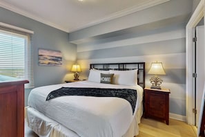 2 bedrooms, iron/ironing board, WiFi, bed sheets - Gulf front penthouse w/shared pools, snack shack, community grill & more (Destin)