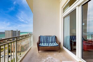 Property grounds - Gulf front penthouse w/shared pools, snack shack, community grill & more (Destin)
