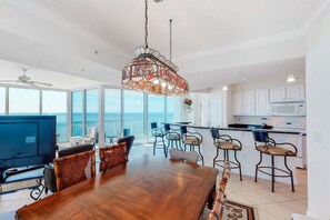 Dining - Bright Gulf-facing condo on the beach with pool & hot tub (Panama City Beach)