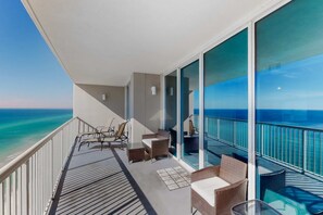 Terrace/patio - Bright Gulf-facing condo on the beach with pool & hot tub (Panama City Beach)