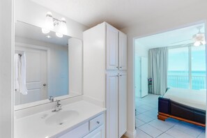 3 habitaciones, tabla de planchar con plancha y internet 