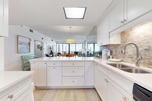Fridge, microwave, oven, stovetop - Spacious fourth-floor condo - Complimentary BEACH SERVICE (Navarre Beach)