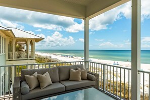 Property grounds - Spotless beachfront dream with views, a shared pool, & sports courts (Panama City Beach)