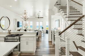Interior - Spotless beachfront dream with views, a shared pool, & sports courts (Panama City Beach)