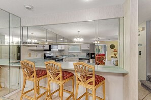 Køleskab, mikrobølgeovn, ovn, kogeplade