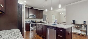 Cozy coastal private home with fenced yard, dog-friendly and close to beach