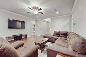 TV, fireplace, offices - Cozy coastal private home with fenced yard, dog-friendly and close to beach (Navarre)