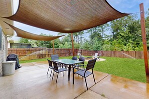Outdoor dining - Cozy coastal private home with fenced yard, dog-friendly and close to beach (Navarre)