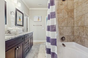 Shower, hair dryer, towels - Cozy coastal private home with fenced yard, dog-friendly and close to beach (Navarre)