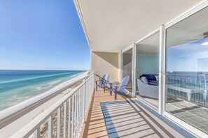 Property grounds - Light-filled beachfront condo with shared pool, hot tub & beach access (Panama City Beach)