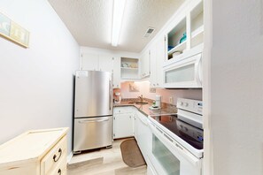 Fridge, microwave, oven, stovetop - Two-story townhouse with patio, pools, hot tub, grills & gym (Panama City Beach)