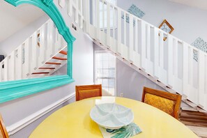 Dining - Two-story townhouse with patio, pools, hot tub, grills & gym (Panama City Beach)
