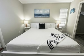 3 bedrooms, iron/ironing board, WiFi, bed sheets - Elegant seaside residence with expansive living areas and nearby beach access (Panama City Beach)