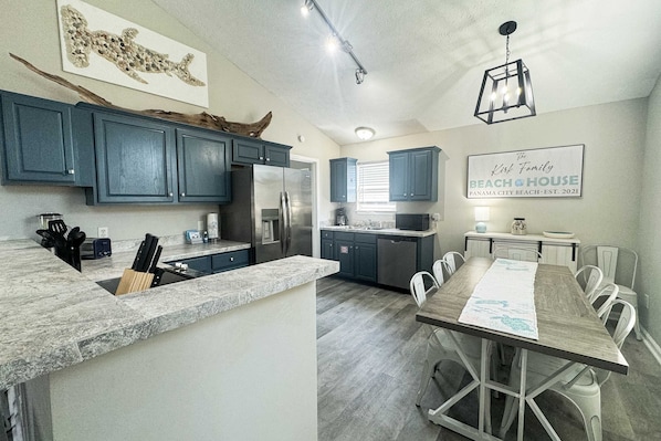 Fridge, microwave, oven, stovetop - Elegant seaside residence with expansive living areas and nearby beach access (Panama City Beach)