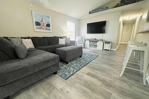 TV, offices - Elegant seaside residence with expansive living areas and nearby beach access (Panama City Beach)