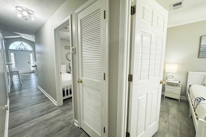 3 bedrooms, iron/ironing board, WiFi, bed sheets - Elegant seaside residence with expansive living areas and nearby beach access (Panama City Beach)