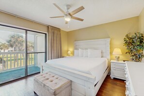 2 bedrooms, iron/ironing board, WiFi, bed sheets - Cozy coastal condo with a loft, shared pool and beach access (Panama City Beach)