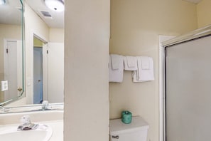Shower, hair dryer, towels - Luxurious Townhouse Close to Private Beach, Pools, Mini-Golf - Snowbirds Welcome (Panama City Beach)