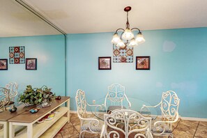 Dining - Luxurious Townhouse Close to Private Beach, Pools, Mini-Golf - Snowbirds Welcome (Panama City Beach)