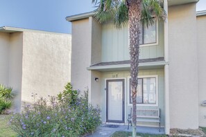 Exterior - Luxurious Townhouse Close to Private Beach, Pools, Mini-Golf - Snowbirds Welcome (Panama City Beach)