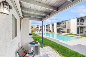 Terrace/patio - Stunning sunlit townhome with pool, balcony, & AC - near beaches & boardwalks (Panama City Beach)