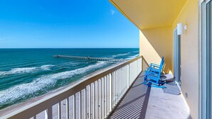 Ein Balkon mit Blick auf das Meer und einen Steg.