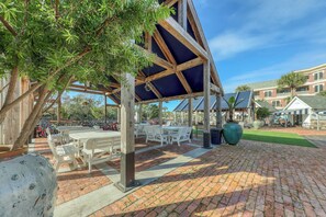 Outdoor dining - Cozy studio near the beach w/bright interior, shared pool, & prime location (Seacrest)