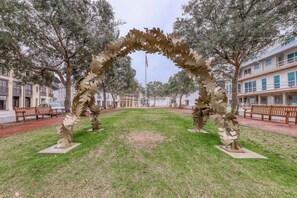 Property grounds - Cozy studio near the beach w/bright interior, shared pool, & prime location (Seacrest)