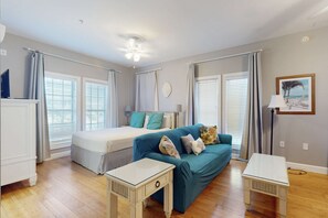 TV, DVD player, offices - Cozy studio near the beach w/bright interior, shared pool, & prime location (Seacrest)