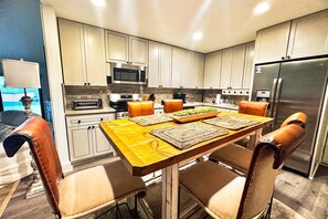 Fridge, microwave, oven, stovetop - Gorgeous coastal villa, spacious w full kitchen and close to everything (Panama City Beach)