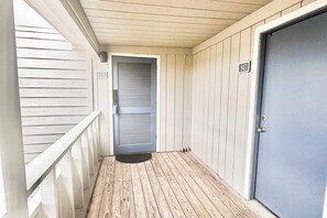 Property grounds - Gorgeous coastal villa, spacious w full kitchen and close to everything (Panama City Beach)