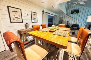 Dining - Gorgeous coastal villa, spacious w full kitchen and close to everything (Panama City Beach)