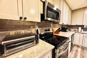 Fridge, microwave, oven, stovetop - Gorgeous coastal villa, spacious w full kitchen and close to everything (Panama City Beach)