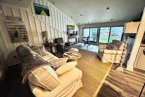 TV, offices - Gorgeous coastal villa, spacious w full kitchen and close to everything (Panama City Beach)